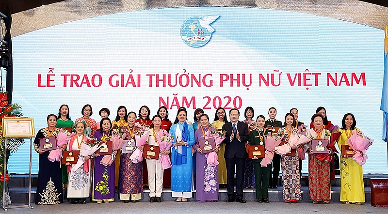 undefined 1551-chy-tych-brg-nguyyn-thy-nga-yyyc-vinh-danh-giyi-thyyng-phy-ny-viyt-nam-2020-2