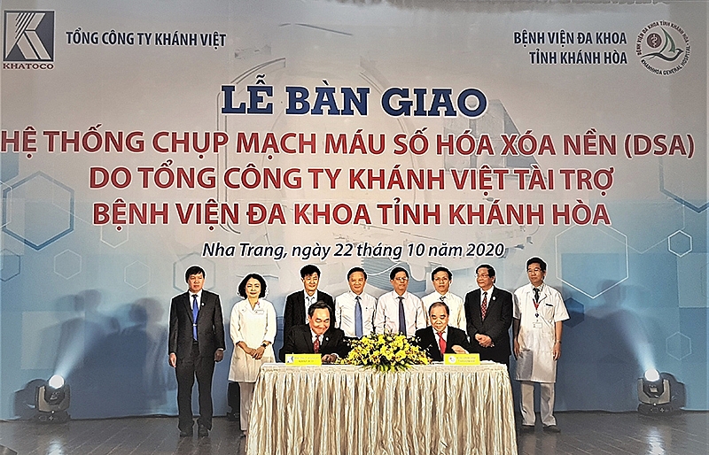 Lãnh đạo KHATOCO và lãnh đạo BV Đa khoa tỉnh Khánh Hòa ký kết bàn giao công trình tài trợ trước sự chứng kiến của lãnh đạo Tỉnh Ủy, UBND tỉnh, lãnh đạo Sở Y tế và lãnh đạo 2 dơn vị. 1540-4