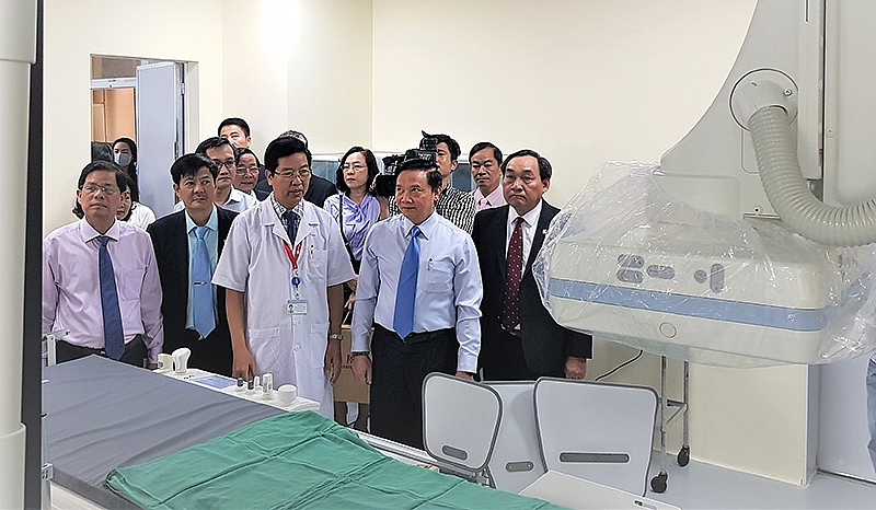 Các đại biểu tham dự lễ bàn giao công trình tài trợ, mục sở thị hệ thống chụp mạch máu số xóa nền DSA hiện đại, trị giá 29 tỷ đồng vừa được đầu tư tại BV Đa khoa tỉnh Khánh Hòa 1541-5