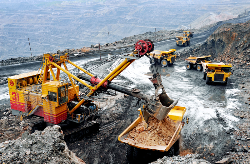 Bóc xúc đất đá, mở diện sản xuất tại khai trường mỏ Cọc Sáu.