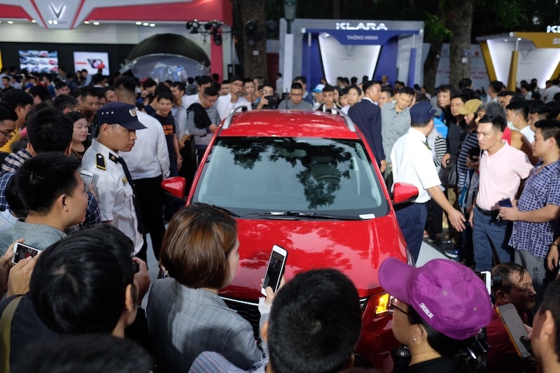 VinFast phát giá “sốc” - người dân chen chân xếp hàng mua xe vinfast ban gia soc nguoi dan xep hang mua xe trong dem