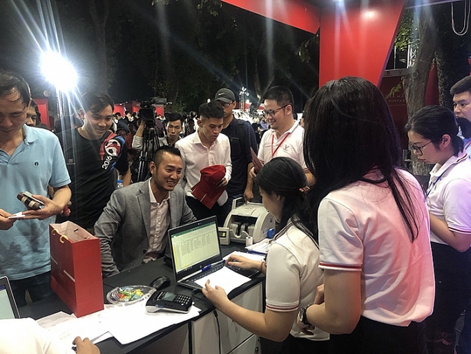 VinFast phát giá “sốc” - người dân chen chân xếp hàng mua xe vinfast ban gia soc nguoi dan xep hang mua xe trong dem