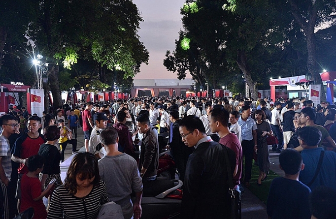 VinFast phát giá “sốc” - người dân chen chân xếp hàng mua xe vinfast ban gia soc nguoi dan xep hang mua xe trong dem