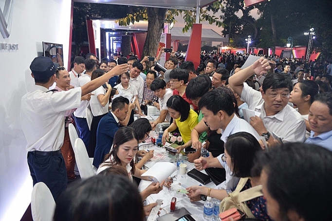 VinFast phát giá “sốc” - người dân chen chân xếp hàng mua xe vinfast ban gia soc nguoi dan xep hang mua xe trong dem