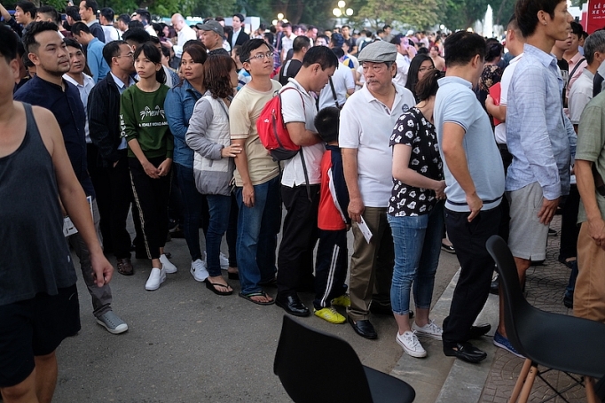 VinFast phát giá “sốc” - người dân chen chân xếp hàng mua xe vinfast ban gia soc nguoi dan xep hang mua xe trong dem