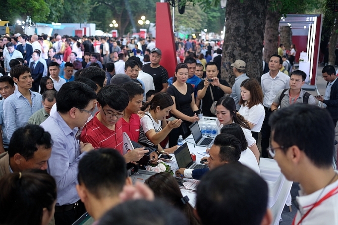 VinFast phát giá “sốc” - người dân chen chân xếp hàng mua xe vinfast ban gia soc nguoi dan xep hang mua xe trong dem