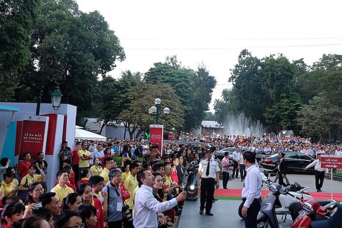 VinFast phát giá “sốc” - người dân chen chân xếp hàng mua xe vinfast ban gia soc nguoi dan xep hang mua xe trong dem