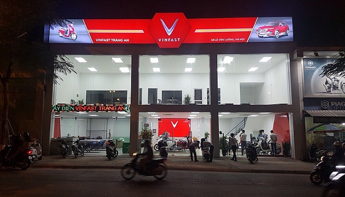 VinFast phát giá “sốc” - người dân chen chân xếp hàng mua xe vinfast ban gia soc nguoi dan xep hang mua xe trong dem
