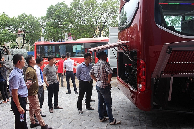 Vinamotor giới thiệu xe tải nhẹ Cabstar và xe khách 47 chỗ Universe Noble HN47S vinamotor gioi thieu xe tai nhe cabstar va xe khach 47 cho universe noble hn47s