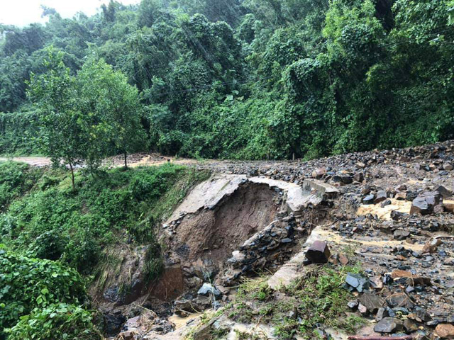 Nhiều tuyến tỉnh lộ tan nát, cửa ngõ miền tây Khánh Hòa bị phong tỏa nhieu tuyen tinh lo tan nat cua ngo mien tay khanh hoa bi phong toa