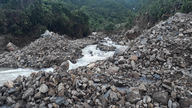 Nhiều tuyến tỉnh lộ tan nát, cửa ngõ miền tây Khánh Hòa bị phong tỏa nhieu tuyen tinh lo tan nat cua ngo mien tay khanh hoa bi phong toa