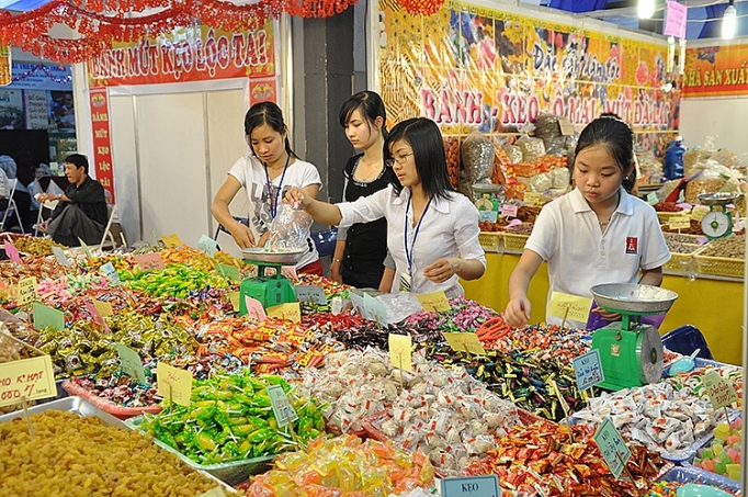 Thị trường mứt Tết: Vàng thau lẫn lộn thi truong mut tet vang thau lan lon