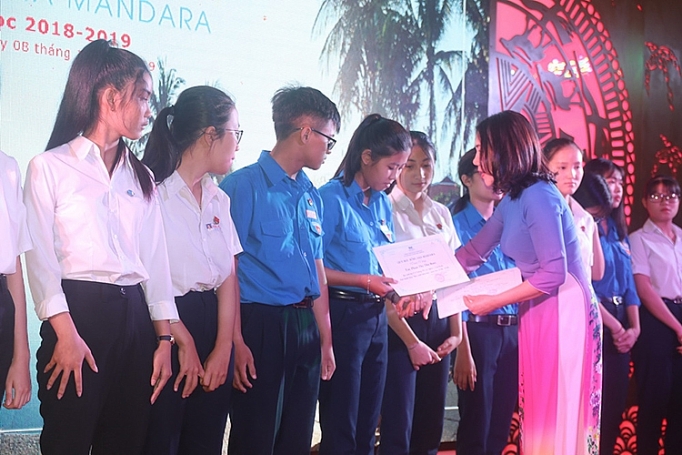 khanh hoa trao hoc bong evason ana mandara lan thu 13