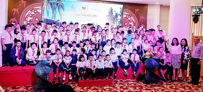 khanh hoa trao hoc bong evason ana mandara lan thu 13