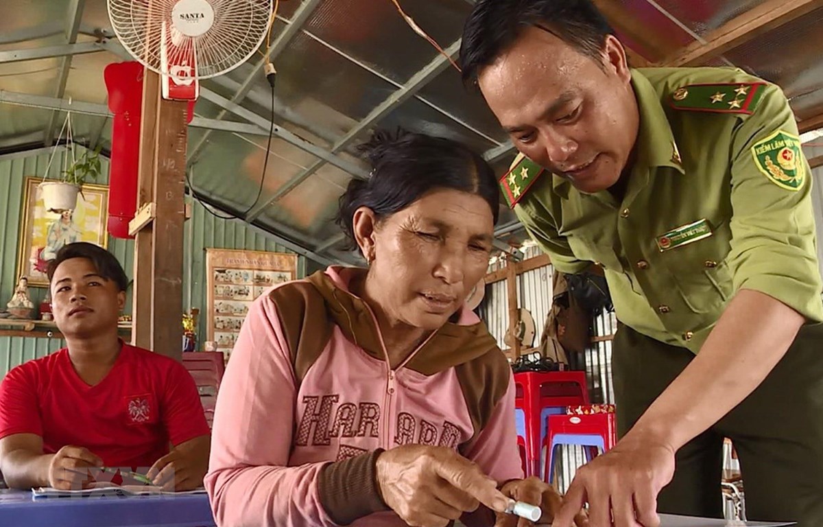 Người thầy giáo đặc biệt gieo chữ trên khu vực lòng hồ Trị An nguoi thay giao dac biet gieo chu tren khu vuc long ho tri an