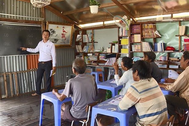 Người thầy giáo đặc biệt gieo chữ trên khu vực lòng hồ Trị An nguoi thay giao dac biet gieo chu tren khu vuc long ho tri an