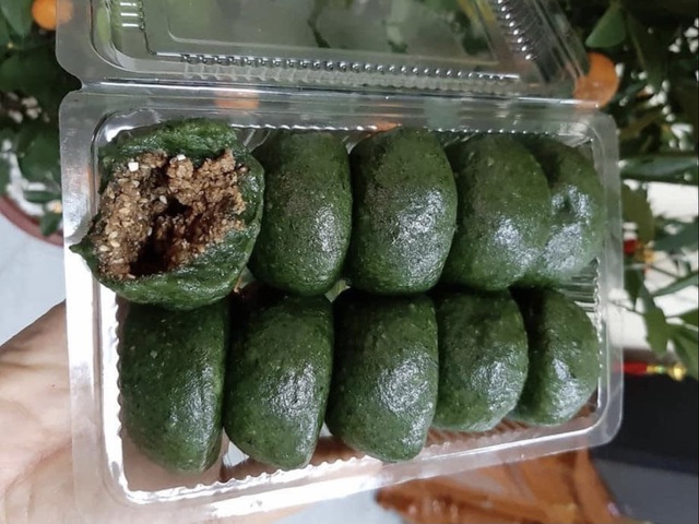 Cơn sốt bánh ngải màu xanh lét, tiểu thương hốt bạc bán mỏi tay - 1