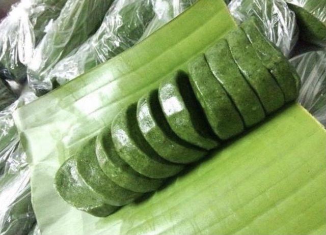 Cơn sốt bánh ngải màu xanh lét, tiểu thương hốt bạc bán mỏi tay - 2