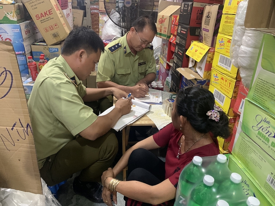 Long An liên tiếp xử phạt các cửa hàng kinh doanh thuốc lá lậu