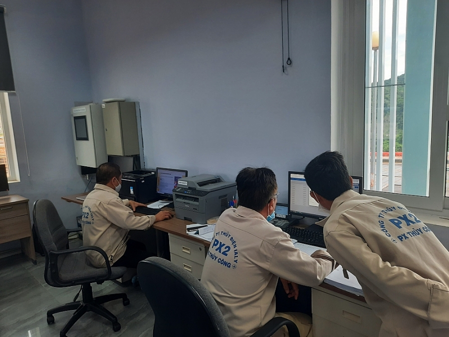 Phân xưởng Thủy công thực hiện việc giám sát mực nước và điều tiết vận hành