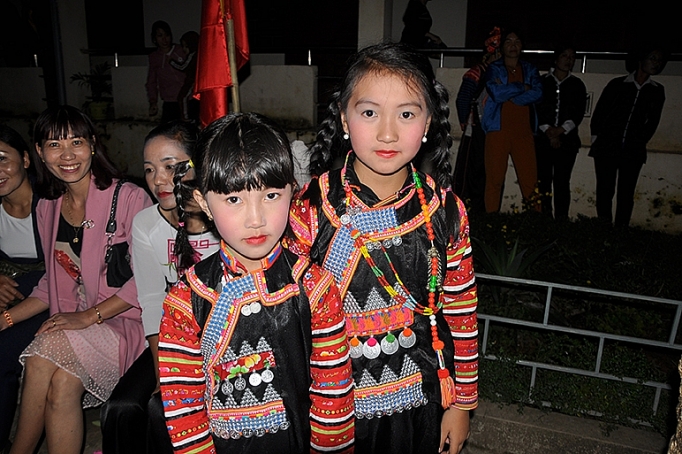 nguoi ha nhi o ka lang hoc cai chu de duoi cai ngheo