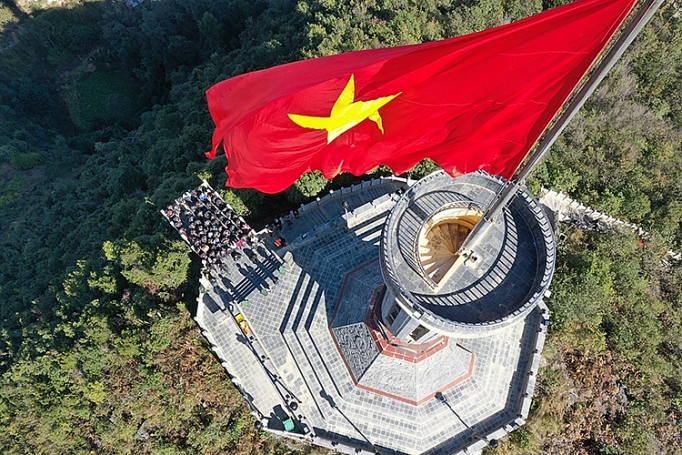 tu hao la co viet nam tren hanh trinh chinh phuc mien bien ai
