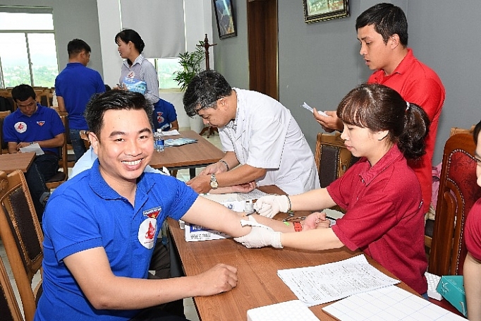 cong ty pha t trie n thu y die n se san dong gop 50 don vi mau tai tuan le hong evn