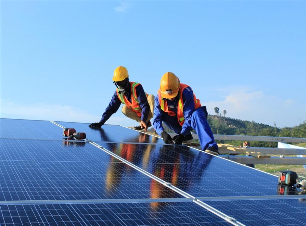 3957-cong-tac-lyp-yyt-tym-pin-tren-cong-tryyng-nha-may-yiyn-myt-tryi-se-san-4