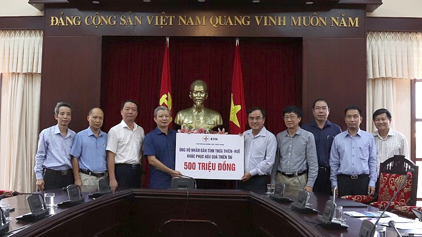 Chủ tịch Hội đồng thành viên EVN Dưng Quang Thành trao số tiền 500 triệu đồng hỗ trợ UBND tỉnh Thừa Thiên Huế bị thiệt hại mưa lũ Chủ tịch Hội đồng thành viên EVN Dưng Quang Thành trao số tiền 500 triệu đồng hỗ trợ UBND tỉnh Thừa Thiên Huế bị thiệt hại mưa lũ