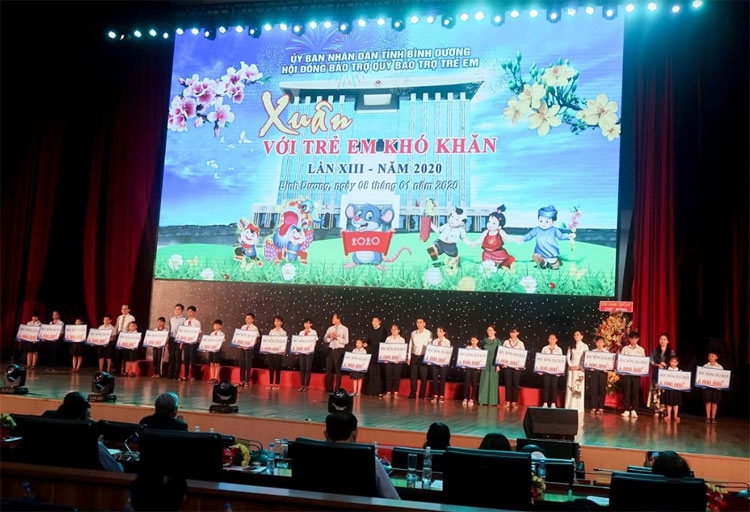 tan hiep phat chung tay mang xuan yeu thuong den cho tre em co hoan canh kho khan