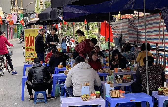 Mở hàng mùng 3 Tết, chủ hàng bún riêu bán 600 bát/ngày mo hang mung 3 tet chu hang bun rieu ban 600 batngay