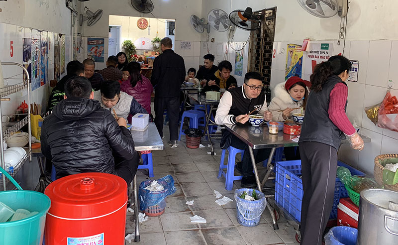 Mở hàng mùng 3 Tết, chủ hàng bún riêu bán 600 bát/ngày mo hang mung 3 tet chu hang bun rieu ban 600 batngay