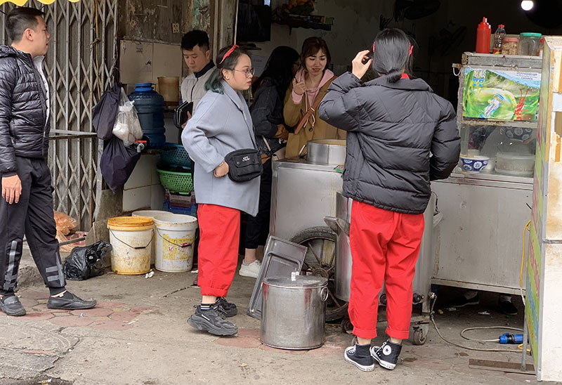 Mở hàng mùng 3 Tết, chủ hàng bún riêu bán 600 bát/ngày mo hang mung 3 tet chu hang bun rieu ban 600 batngay