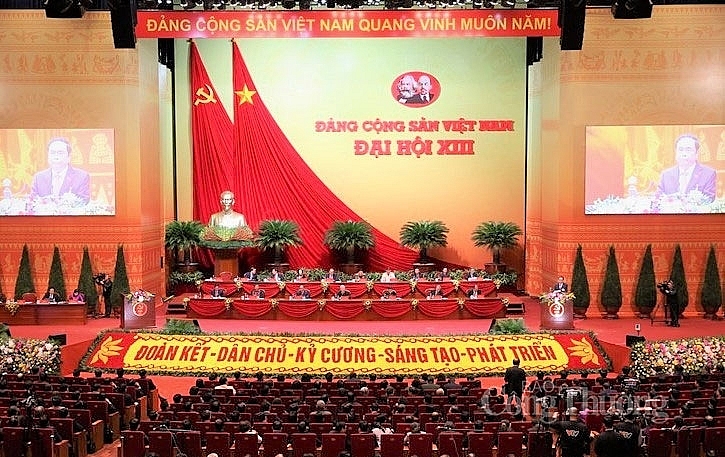 Đại biểu dự Đại hội XIII của Đảng thảo luận các văn kiện Đại hội