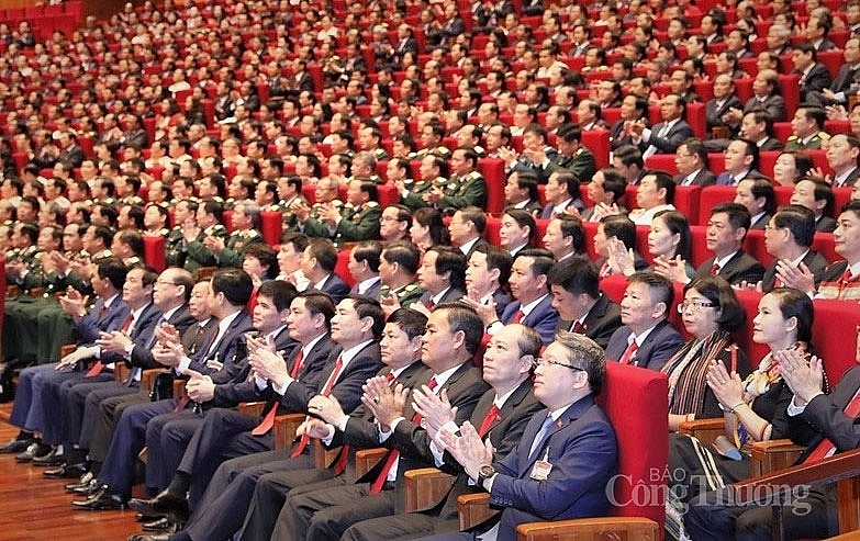 Đại biểu dự Đại hội XIII của Đảng thảo luận các văn kiện Đại hội