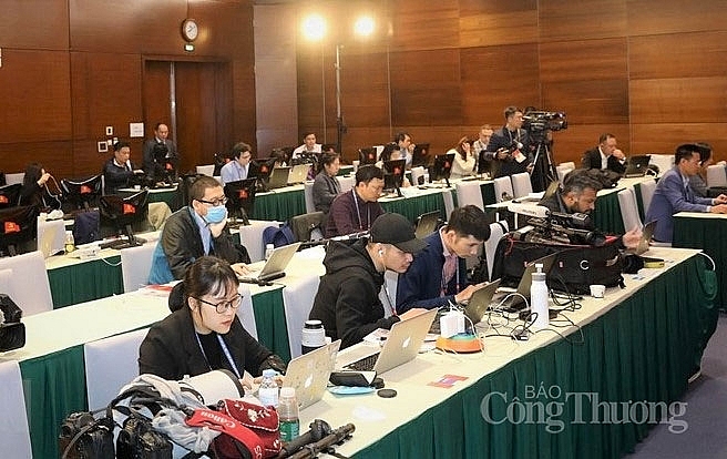 Đại biểu dự Đại hội XIII của Đảng thảo luận các văn kiện Đại hội