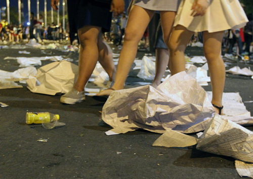 bo-rac-vao-thung-o-duong-hoa-nguyen-hue-duoc-li-xi-10000-dong-2