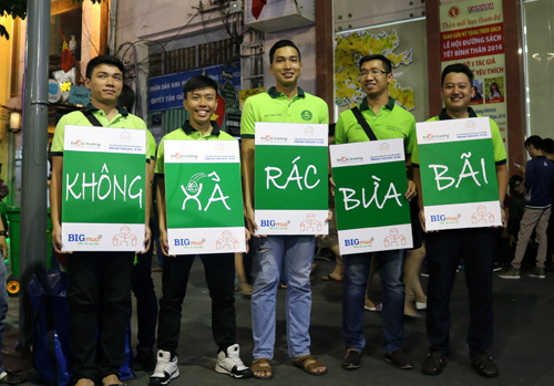 bo-rac-vao-thung-o-duong-hoa-nguyen-hue-duoc-li-xi-10000-dong