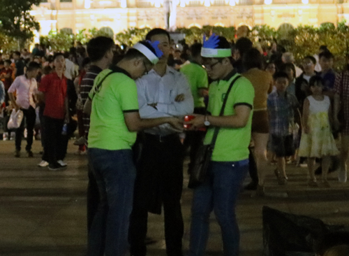 bo-rac-vao-thung-o-duong-hoa-nguyen-hue-duoc-li-xi-10000-dong-1