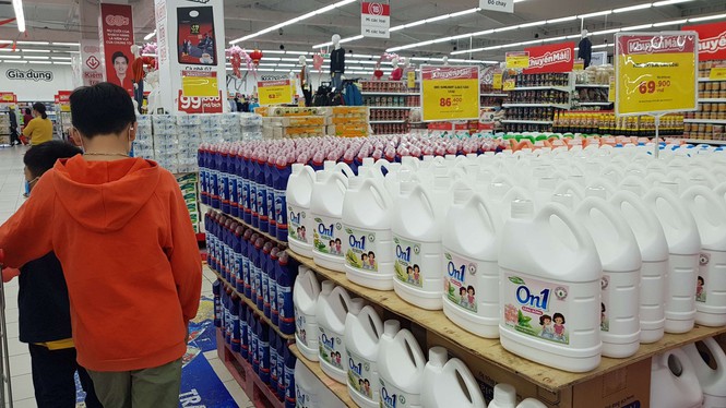 Siêu thị lớn mở hàng ngày đẹp mùng 2 Tết, hàng hoá ăm ắp nhưng vắng khách  - ảnh 3