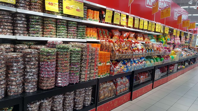 Siêu thị lớn mở hàng ngày đẹp mùng 2 Tết, hàng hoá ăm ắp nhưng vắng khách  - ảnh 4