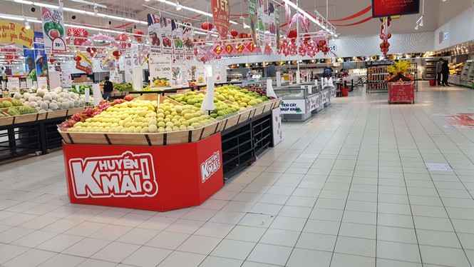Siêu thị lớn mở hàng ngày đẹp mùng 2 Tết, hàng hoá ăm ắp nhưng vắng khách  - ảnh 5
