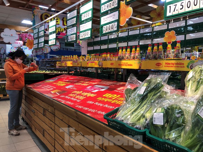 Sáng mùng 3 Tết, dân Sài Gòn xếp hàng vào siêu thị mua gà cúng  - ảnh 9