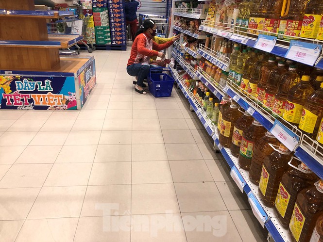 Sáng mùng 3 Tết, dân Sài Gòn xếp hàng vào siêu thị mua gà cúng  - ảnh 11