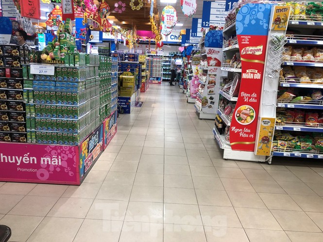 Sáng mùng 3 Tết, dân Sài Gòn xếp hàng vào siêu thị mua gà cúng  - ảnh 13