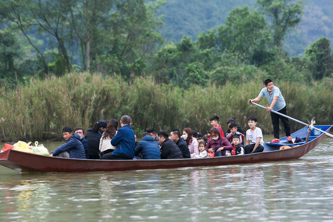 Hàng ngàn du khách trẩy hội chùa Hương - Ảnh 6.