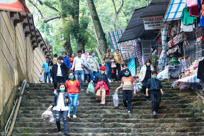 Hàng ngàn du khách trẩy hội chùa Hương - Ảnh 14.