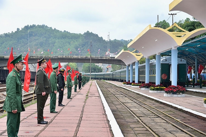 Chủ tịch Triều Tiên Kim Jong Un lên tàu rời Việt Nam chu tich trieu tien kim jong un len tau roi viet nam