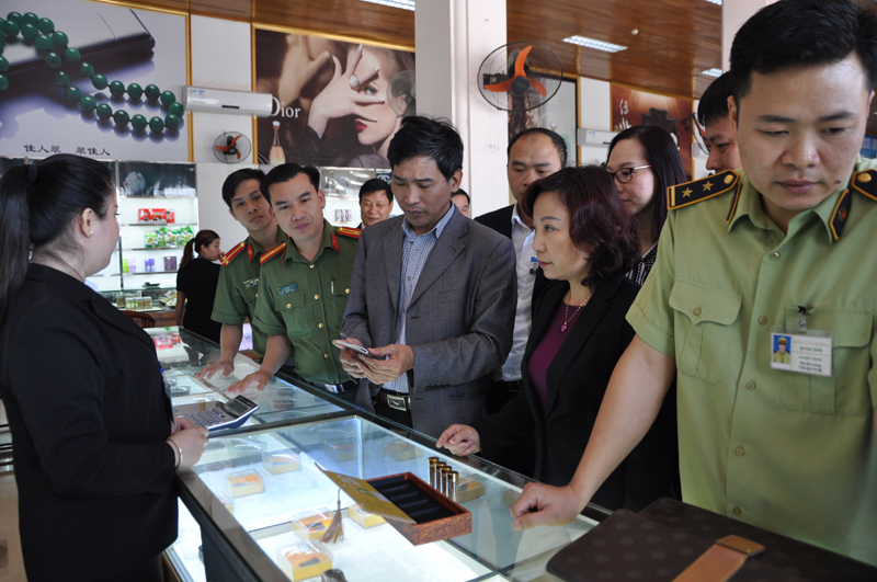 Và kiểm tra hồ sơ lao động nhân viên nước ngoài làm việc tại Điểm mua sắm trung tâm phân phối đặc sản Việt Nam Dương Vũ.