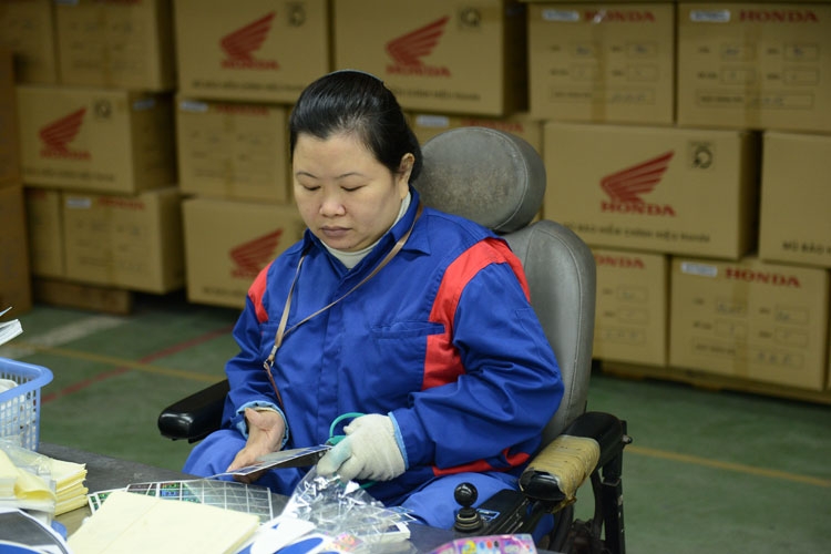 Một doanh nghiệp xã hội sản xuất mũ bảo hiểm bắt tay vào sản xuất khẩu trang chống dịch mot doanh nghiep xa hoi san xuat mu bao hiem bat tay vao san xuat khau trang chong dich